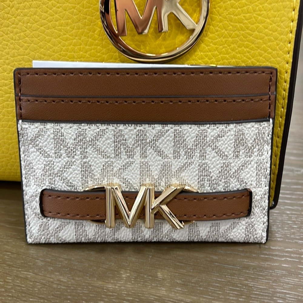 MICHAEL KORS Reed Large Card Holder Case Wallet 
COLOR: Vanilla MK Signature - Picture 3 of 16